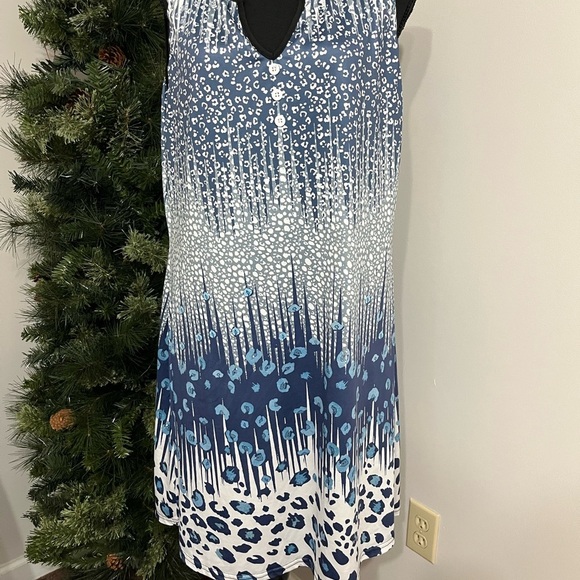 Women's Blue and White Animal Print Sleeveless Dress - Picture 7 of 8